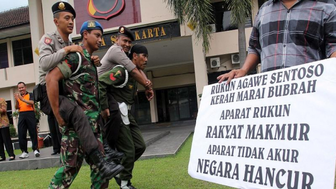 TNI dan Polri gendong-gendongan di Solo.