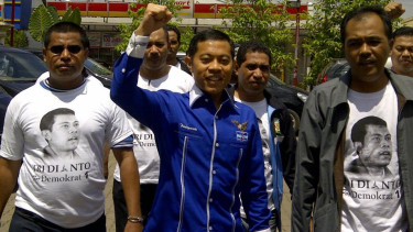 Mantan kader Partai Demokrat, Tridianto (tengah).