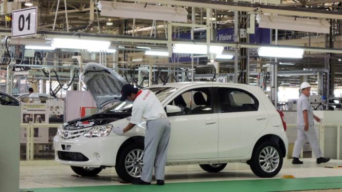 Suasana perakitan Toyota Etios di pabrik PT Toyota Motor Manufacturing Indonesia (TMMIN) di kawasan perindustrian Karawang, Jawa Barat, Jumat (15/03/2013).