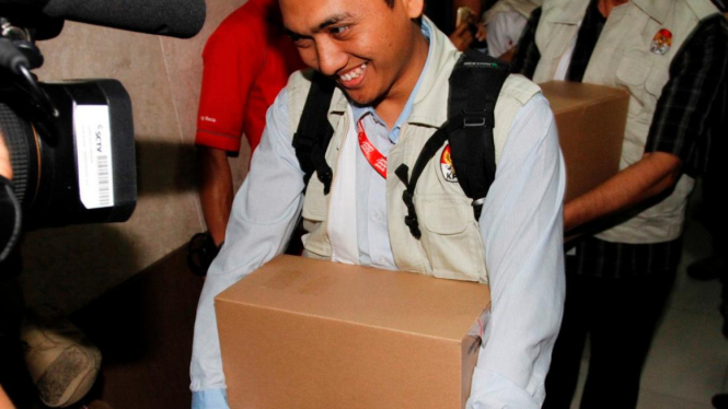 Penyidik KPK mengamankan dokumen dari hasil penggeledahan Kemendagri. Foto ilustrasi