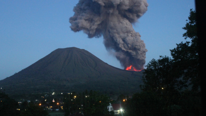 Letusan Gunung Lokon Senin (25/3/2013).
