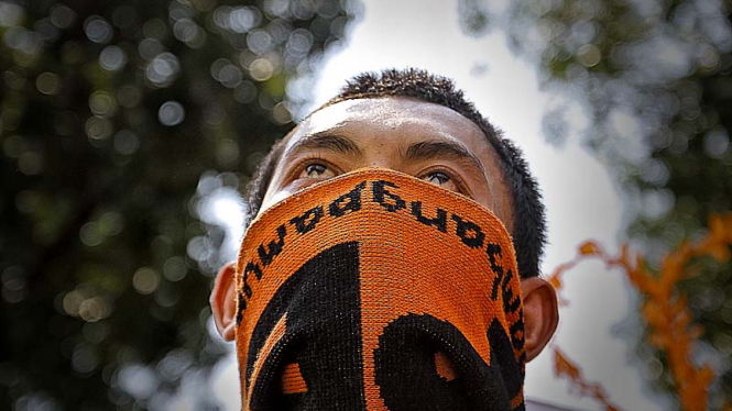 Salah seorang anggota Jakmania saat aksi di Balaikota.