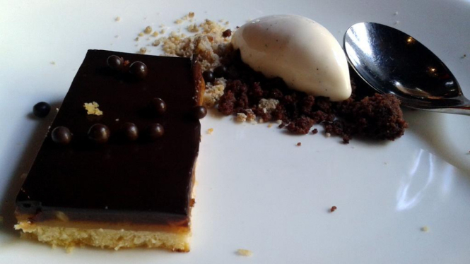 Hidangan Press Club cake cokelat dengan es krim vanila