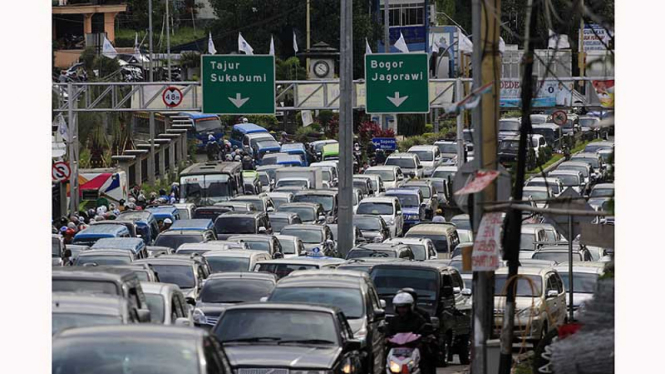 Sejumlah kendaraan bergerak padat merayap setelah keluar pintu tol Gadog, Bogor, Jawa Barat, Jumat (29/3/2013).