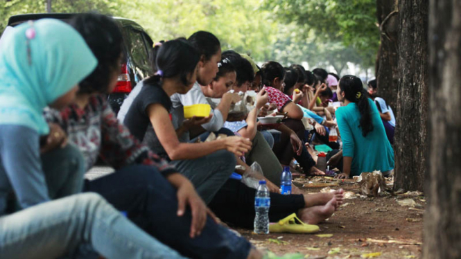 Buruh pabrik sedang menikmati makan siang 