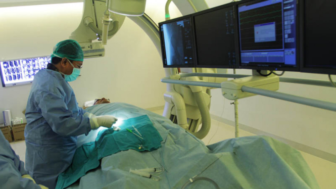 DR. dr Terawan Agus Putranto saat melakukan operasi beberapa waktu lalu.