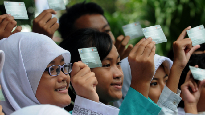 Siswa Mendapatkan Kartu Jakarta Pintar (KJP)