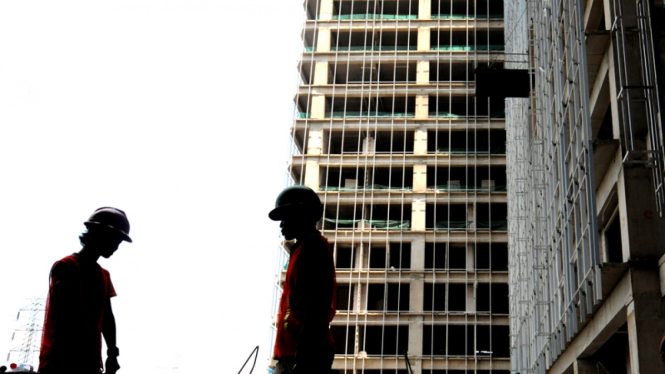 Pekerja saat mengerjakan proyek apartemen.