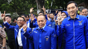 Partai Demokrat Serahkan Berkas Bacaleg 2014 ke KPU