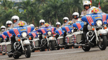 Personel Polri naik motor gede