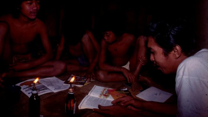 Ilustrasi mengajar anak Orang Rimba di Jambi.