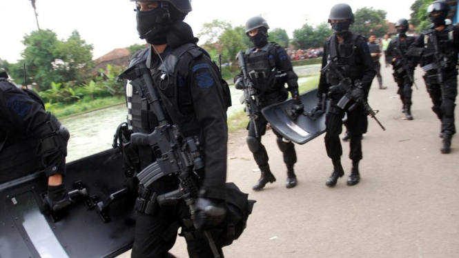 Densus 88 gerebek terduga teroris