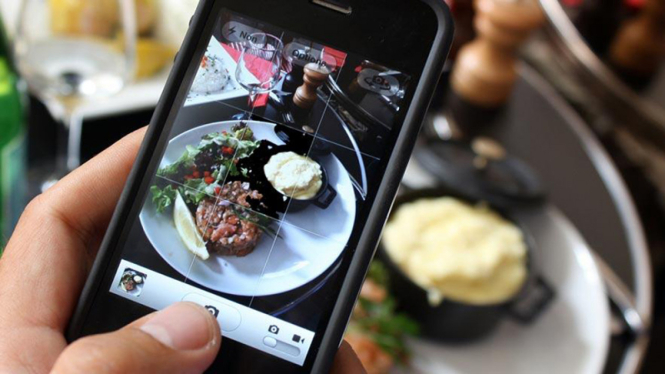 Mengambil foto makanan