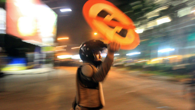 bentrokan polisi dan mahasiswa universitas HKBP Nommensen
