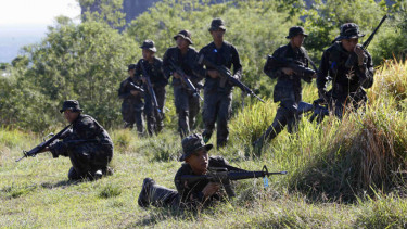 Militer Filipina saat berpatroli.