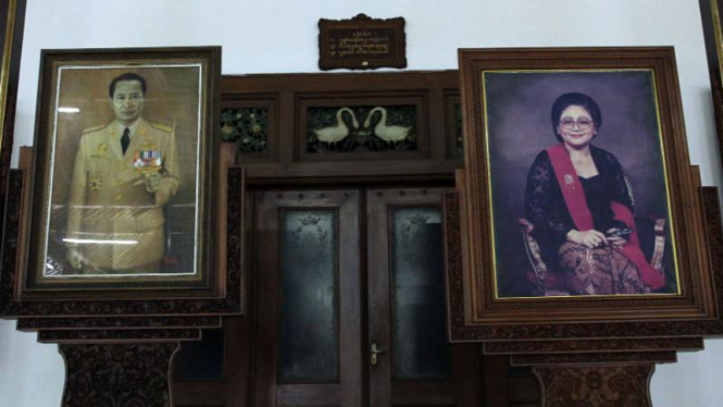 Foto Presiden Soeharto dan dan Ibu Tien di Dalem (rumah) Kalitan, Solo.