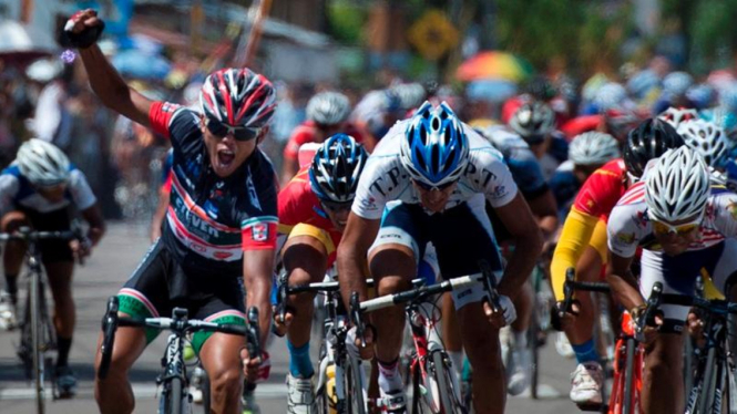 Juara etape enam TdS 2013, Ronnel Hualda asal Filipina (kiri)