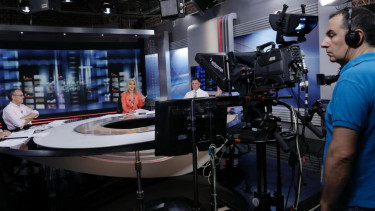 Ruang studio siaran berita stasiun televisi pemerintah Yunani