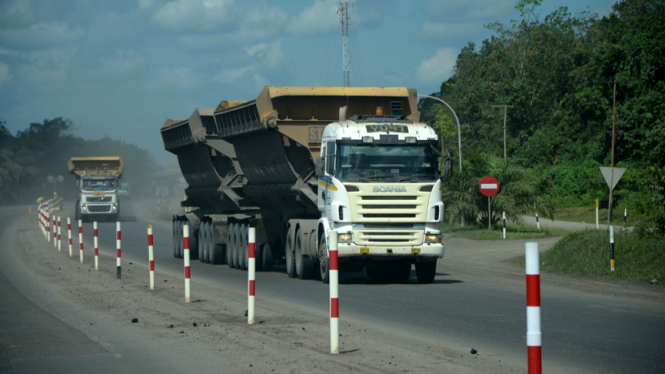 Truk melintas di kawasan PT Adaro Energy Tbk