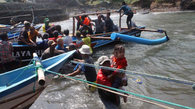 Evakuasi Korban Pencari Suaka