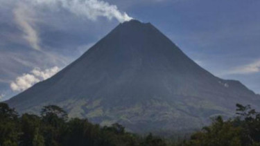 Desa Kinahrejo terletak di desa yang berada di kaki Gunung Merapi