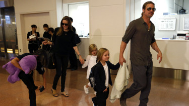 Brad Pitt dan Angelina Jolie bersama anak-anaknya.