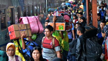 Pemudik di Stasiun Senen