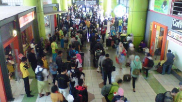 Antrean pemudik di Stasiun Gambir, Jakarta Pusat