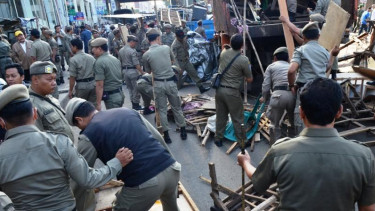 Satpol PP menertibkan lapak pedagang kaki lima Tanah Abang.