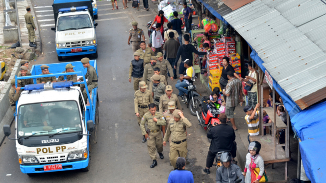 Satpol PP Kembali Tertibkan PKL Jatinegara dan Pasar Gembrong