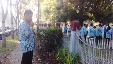 Datang terlambat, PNS upacara di trotoar