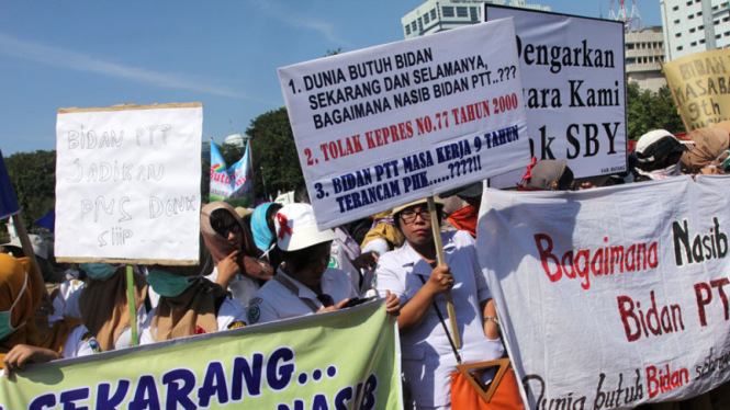 Demo Ribuan Bidan di Istana