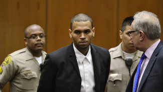 Chris Brown Minta Talylor Swift Diam dan Fokus Bermusik