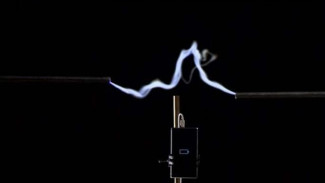 Inilah Charger Ponsel Bertenaga Petir