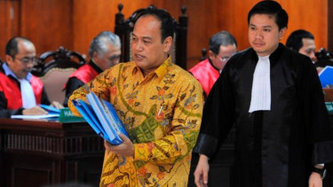 Djoko Susilo membacakan pledoi