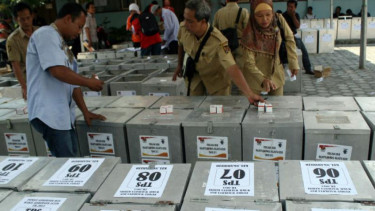 Petugas mengecek kelengkapan logistik Pilkada Jatim. (ANTARA FOTO/Rudi Mulya)