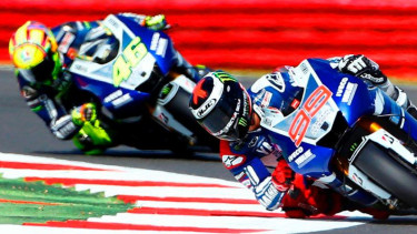 Dua pembalap Yamaha, Jorge Lorenzo (depan) dan Valentino Rossi