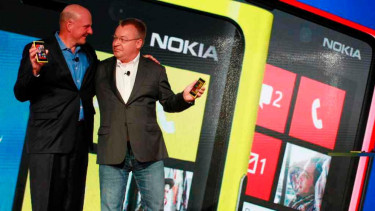 CEO Microsoft Steve Ballmer dan eksekutif Nokia Stephen Elop