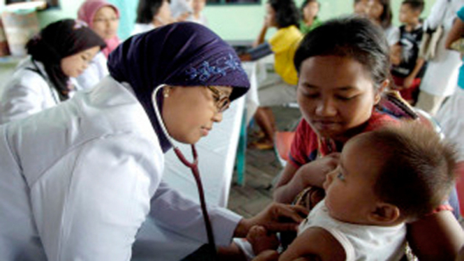 Tenaga medis sedang memeriksa kondisi kesehatan bayi beberapa waktu lalu.