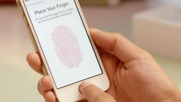 Touch ID - fitur pemindai sidik jari pada iPhone 5S.