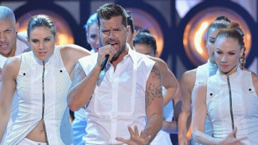 Ricky Martin saat konser.