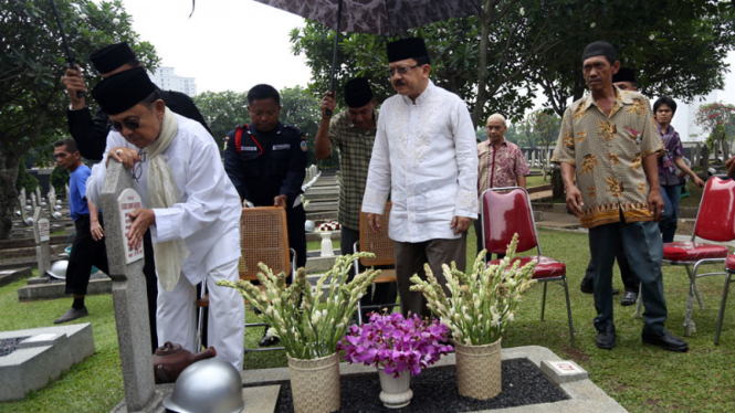 BJ Habibie dan Fauzi Bowo Ziarah ke Makam Ainun Habibie
