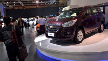 sorot mobil - Mobil Keluarga Murah di IIMS 2013