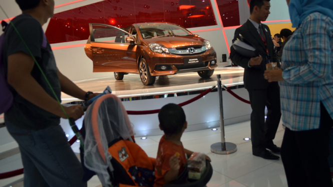 Mobil Keluarga Murah di IIMS 2013