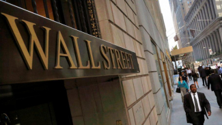 Saham Apple Terus Melorot, Wall Street Tergelincir