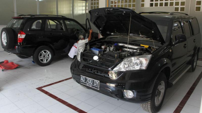 Pengecekan mobil Esemka sebelum dipamerkan.