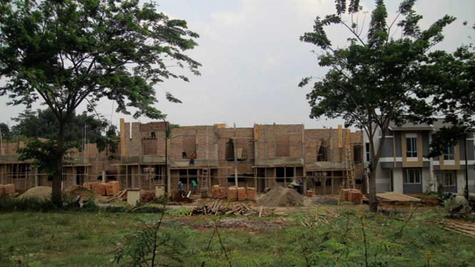 Pekerja menyelesaikan proses pembangunan rumah