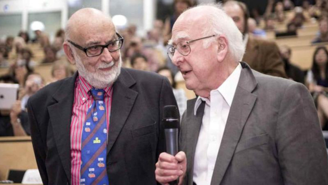 Peter Higgs (kanan) dan Francois Englert