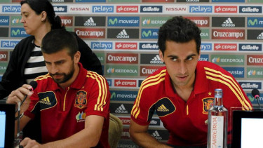 Gerard Pique (kiri) dan Alvaro Arbeloa