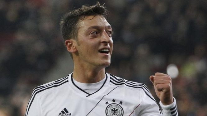 Gelandang Jerman Mesut Oezil
